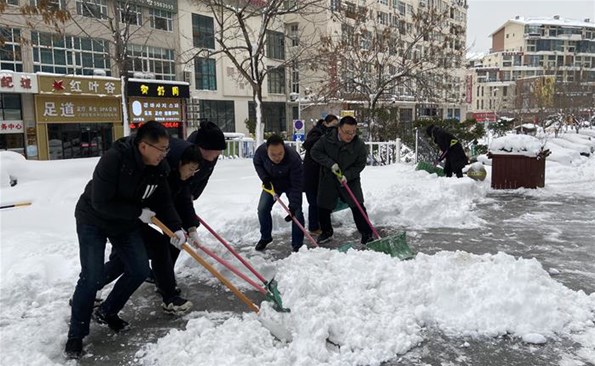 以動制“凍”，溫暖護行——威海產(chǎn)投集團開展清雪行動